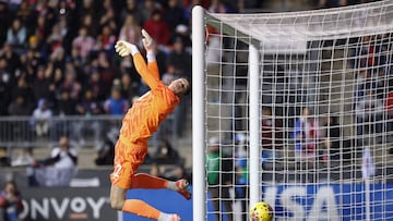 CHESTER, PENNSYLVANIA - NOVEMBER 15: Orlando Gil #12 of Paraguay can not stop a shot by Gio Reyna #7 of the United States during the first half at Subaru Park on November 15, 2025 in Chester, Pennsylvania. Vincent Carchietta/Getty Images/AFP (Photo by Vincent Carchietta / GETTY IMAGES NORTH AMERICA / Getty Images via AFP)