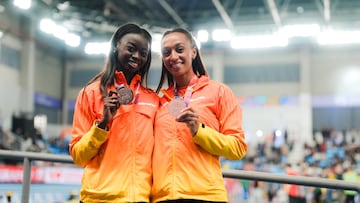 Fátima Diame y Ana Peleteiro, con sus medallas de bronce mundiales (foto RFEA/Sportmedia).