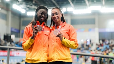 Fátima Diame y Ana Peleteiro posan con sus dos medallas de bronce conquistadas en los Mundiales indoor.