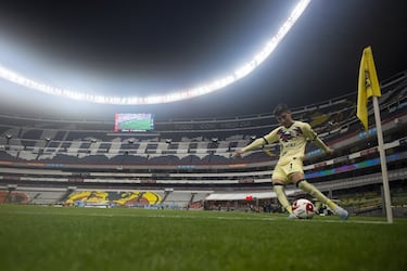 La Liga MX pasó de jugar con normalidad todos sus partidos a suspender el torneo en solo dos días. A mediodía del 15 de marzo, el circuito anunció que no se jugaría más fútbol profesional en México hasta nuevo aviso. "La decisión se tomó con base en las recomendaciones generales de la Secretaría de Salud del gobierno federal, con quien la Liga MX se ha coordinado estrechamente", explicó el nuevo comunicado de prensa. La medida aplicaría desde el término del Clásico Joven entre América y Cruz Azul, disputado en la cancha del Estadio Azteca por la noche del domingo. Una de las últimas ligas en pie: toda Europa, excepto Bielorrusia y Turquía, y todos los campeonatos activos en Sudamérica ya habían echado el cerrojo.