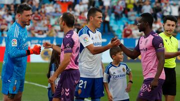 Los jugadores del Tenerife se saludan con los del Zaragoza antes del partido en La Romareda.