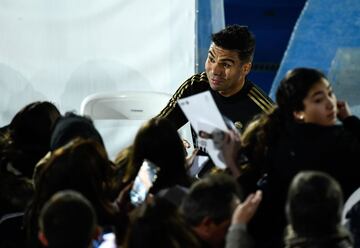 Real Madrid's Brazilian midfielder Casemiro signs autographs to fans during a public training session at the Ciudad Real Madrid training ground in Valdebebas, Madrid, on December 30, 2019. (Photo by OSCAR DEL POZO / AFP)