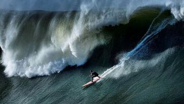 El surfista Nic Lamb surfea una ola en Punta Galea (Getxo, País Vasco) durante el Punta Galea Challenge.