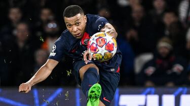 Paris Saint-Germain's French forward #07 Kylian Mbappe controls the ball during the UEFA Champions League round of 16 first leg football match between Paris Saint-Germain (PSG) and Real Sociedad at the Parc des Princes Stadium in Paris, on February 14, 2024. (Photo by MIGUEL MEDINA / AFP)