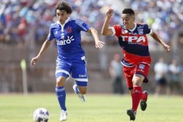 Sebastián Rivera corre para intentar quitarle la pelota a Mathías Corujo.