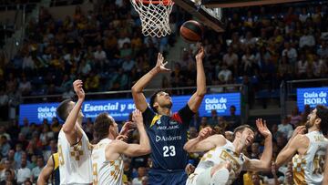 El pívot del BC MoraBanc Andorra Felipe Dos Anjos y los jugadores del Lenovo Tenerife Marcelinho Huertas, Shermadini, Abromaitis y Joan Sastre durante el partido de la octava jornada de la Liga Endesa que ambos equipos disputaron este sábado en el pabellón Santiago Martín de La Laguna (Tenerife).