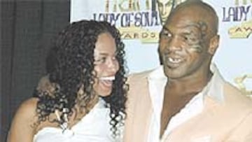 <b>DESPREOCUPADO.</b> Tyson, en la imagen con su novia Luz Whitney, continúa diviertiéndose.