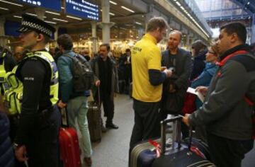 Pasajeros en la estación de trenes de Bruselas reciben instrucciones de personal de emergencias y la policía.