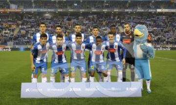 El once inicial del Espanyol. De pie: Enzo Roco, Álvaro, Jordán, Javi López, Caicedo y Pau López. Agachados: Gerard Moreno, Duarte, Asensio, Diop y Burgui.