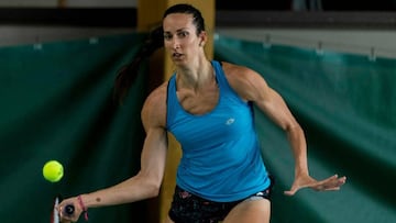 Georgina García Pérez devuelve una bola durante un entrenamiento del equipo de España de Copa Federación.