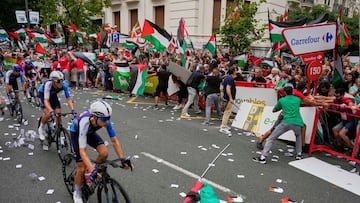 El equipo Israel, en una etapa de La Vuelta a España, con manifestantes pro-Palestina.