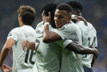 Mbappé agradece a Vinicius la asistencia del 0-2 que dejaba el partido visto para sentencia.