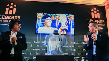 Lothar Matthaus dona al Museo Legends de la camiseta que le dio Maradona tras la final del Mundial de M¨¦xico'86. EFE/ Zipi