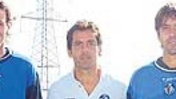 <b>VISTIERON DE BLANCO. </b>De izquierda a derecha: Tena y Pulido (que no van convocados), Quique Sánchez Flores, Belenguer y Riki.