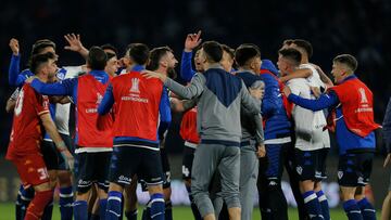 Velez Sarsfield's players celebrate at the end of the Copa Libertadores football tournament quarterfinals all-Argentine second leg match against Talleres de Cordoba, at the Mario Kempes stadium in Cordoba, Argentina, on August 10, 2022. (Photo by Diego Lima / AFP)