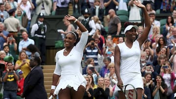 Serena y Venus Williams celebran su triunfo en la final de dobles de Wimbledon.