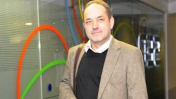 <b>APROVECHANDO LA PUERTA CERRADA. </b>Agapito Iglesias acudió ayer al entrenamiento del Zaragoza.