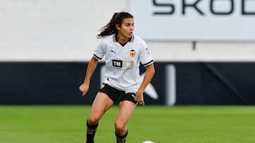 Claudia Florentino, durante un partido con el Valencia esta temporada.