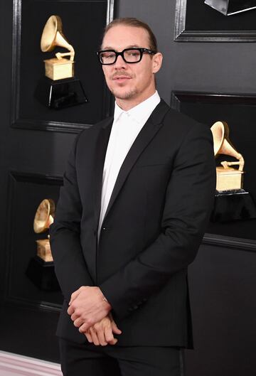 El DJ y productor, Diplo, posó en su llegada al Staples Center en Los Ángeles, California.  