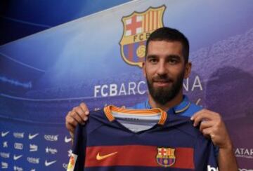 La presentación de Arda Turan en imágenes