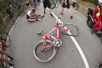 El corredor del equipo Trek-Segafredo Markel Irizar, permanece en el suelo tras verse implicado en una caída durante la décima etapa de la Vuelta Ciclista a España 2016.