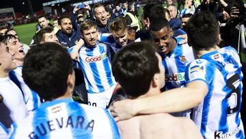 La plantilla txuri-urdin celebra en un corro el pase a la final el pasado miércoles por la noche tras fulminar al Mirandés.
