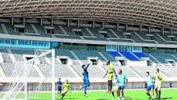 <b>Muñiz estuvo muy encima de Forestieri en el partido.</b> El entrenador albiceleste está muy pendiente de Fernando Forestieri, del que espera mucho pero al que le está costando la adaptación. Muñiz le hizo muchas correcciones al Topa y al resto del equipo durante el partido con los pupilos de Rafa Gil.