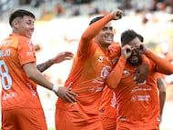 Futbol, Cobreloa vs Union San Felipe, liga de ascenso 2026.
El jugador de Cobreloa Sebastian Zuñiga celebra con sus compañeros su gol ante Union San Felipe en el partido de Liga de Ascenso Caixun disputado en el estadio Zorro del Desierto Calama, Chile.
29/03/2026
Pedro Tapia/Photosport
Football, Cobreloa vs Union San Felipe, Second Division 2026.
Cobreloa player Sebastian Zuñiga celebrates with his teammates his goal against Union San Felipe in the Caixun Ascenso League match played at the Zorro del Desierto stadium in Calama, Chile.
29/03/2026
Pedro Tapia/Photosport
