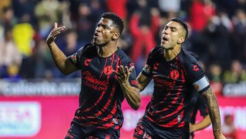 MEX5660. TIJUANA (MÉXICO), 21/11/2024.- José Zúñiga (i) y Christian Rivera de Tijuana celebran un gol este jueves, durante un partido de reclasificación del torneo Apertura 2024 de la Liga del fútbol mexicano entre Tijuana y América, en el estadio Caliente, en Tijuana, estado de Baja California (México). EFE/ Alejandro Zepeda