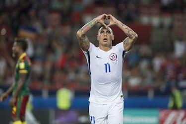 Futbol, Camerun vs Chile
Copa Confederaciones 2017
El jugador de la seleccion chilena Eduardo Vargas, derecha, celebra su gol contra Camerun luego anulado por el arbitro durante el partido del grupo B de la Copa Confederaciones disputado en el estadio Arena Spartak de Moscu, Rusia.
18/06/2017
Mexsport/Photosport
******

Football, Cameroon vs Chile
Confederations Cup, Russia 2017
Chile's player Eduardo Vargas, right, celebrates agoal against Cameroon then anulled by referee during the group B football match of the Confederations Cup at the Spartak Arena stadium in Moscow, Russia.
18/06/2017
Mexsport/Photosport