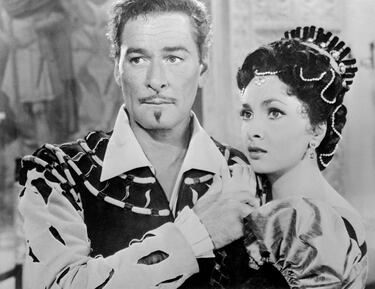 El actor estadounidense Errol Flynn y Gina Lollobrigida en una escena de la película "Espadas cruzadas" (1954). 