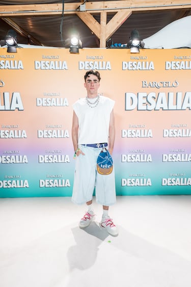 Luc Loren posa en la alfombra roja del festival Ron Barceló Desalia 2025.