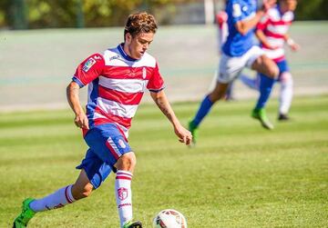 Santos en su etapa en el equipo filial del Granada, en España. 