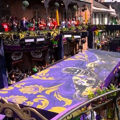 Brady throws pass to Gronk from balcony to balcony on Bourbon Street