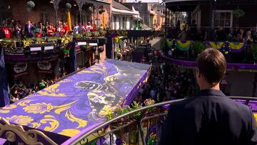 Brady throws pass to Gronk from balcony to balcony on Bourbon Street