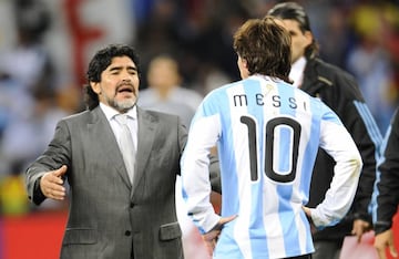 Uno de los mejores jugadores de la historia pasó con muchas críticas su papel como entrenador. Luego de dirigir a Deportivo Madiyú y Racing, llegó en 2008 a la Selección Argentina y la clasificó al Mundial de 2010, pero nunca convenció en su juego y tras la eliminación en cuartos de final fue despedido. Luego de eso estuvo en dos equipos de Emiratos Árabes Unidos.