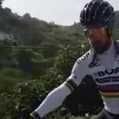 Sagan muestra cómo rodar en bici... ¡sin usar las manos!