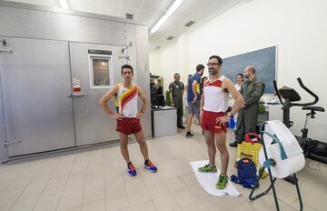 La Ministra de Defensa en funciones, Margarita Robles, ha visitado el Centro de Instrucción de Medicina Aeroespacial. Durante el recorrido, ha conocido la máquina climática donde los atletas españoles se están entrenando para el Mundial de Atletismo de Do