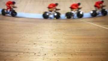 El equipo español, sobre el velódromo de Grenchen.