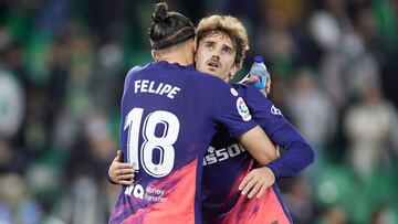 Felipe abraza a Griezmann tras el Betis-Atlético