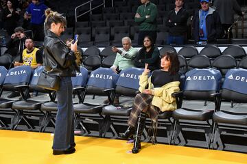 La cantante espa?ola nacida en San Clemente de Llobregat, Aitana Oca?a, disfrutando del duelo entre los Angeles Lakers y los Chicago Bulls.
