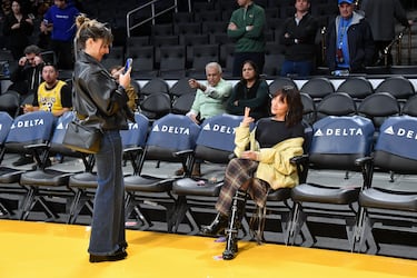 La cantante española nacida en San Clemente de Llobregat, Aitana Ocaña, disfrutando del duelo entre los Angeles Lakers y los Chicago Bulls.