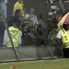 Hinchas encaran a Guede con duros insultos en el Monumental