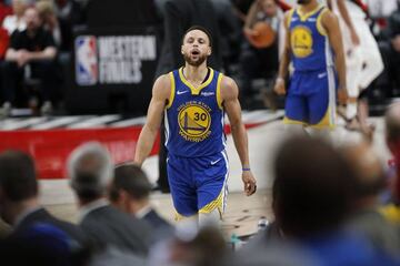 Stephen Curry, base de Golden State Warriors, celebra una canasta contra Portland Trail Blazers.