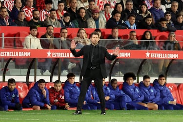 Diego Simeone gesticula, con los brazos abiertos, dentro de su área técnica.
