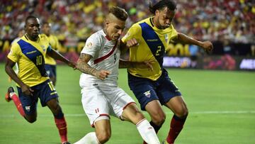 Peru's Paolo Guerrero (C) and Ecuador's Arturo Mina vie for the ball during the Copa America Centenario football tournament match in Glendale, Arizona, United States, on June 8, 2016. / AFP PHOTO / Nelson ALMEIDA