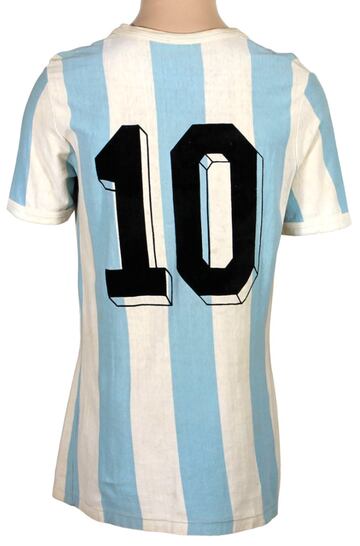 Sale a subasta la camiseta con la que Maradona debutó en un Mundial