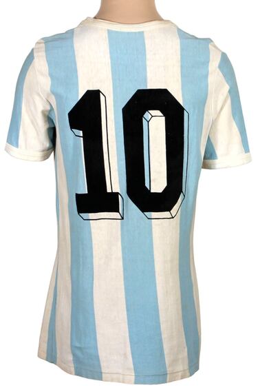 Sale a subasta la camiseta con la que Maradona debut en un Mundial