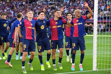 Los jugadores del Barcelona celebran la victoria ante el Real Madrid. 