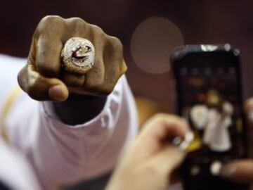 Los Cavaliers celebraron por todo lo alto su anillo de campeones: fiesta y exhibición después ante los Knicks.